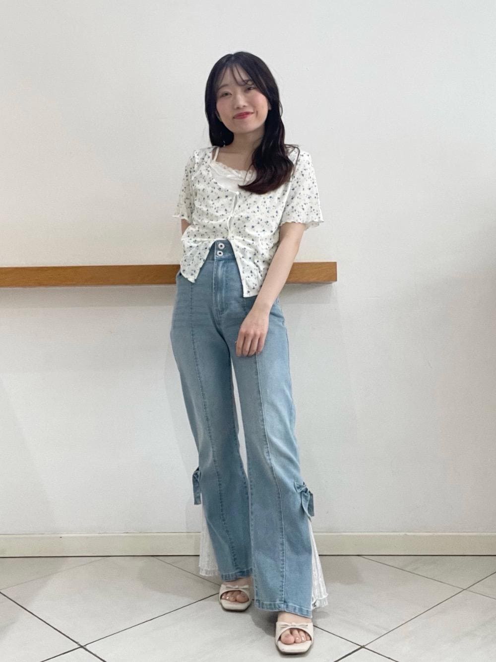 「レース、韓国、MAJESTIC LEGON、低身長、マジェスティックレゴン、スリット、Sサイズ、骨格ナチュラル、ブルべ夏、デニム 」｜もちをさん（レディース・144cm）の春コーディネートの1枚目の写真