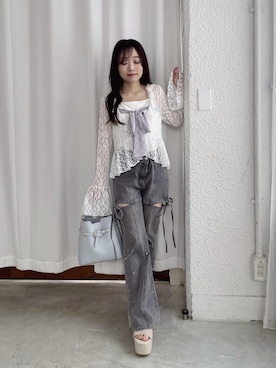 「MAJESTIC LEGON（マジェスティックレゴン）のスリットビジューフレアデニムパンツ（デニムパンツ、グレー系）」を使った、もちをさん（レディース・144cm）の春コーディネート