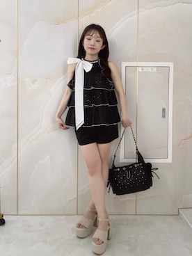 「MAJESTIC LEGON（マジェスティックレゴン）の軽盛れヒールビジューサンダル（サンダル、ブラック系）」を使った、もちをさん（レディース・144cm）の夏コーディネート