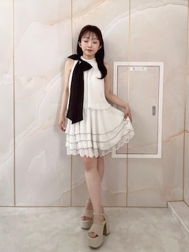「MAJESTIC LEGON（マジェスティックレゴン）の軽盛れヒールビジューサンダル（サンダル、ホワイト系）」を使った、もちをさん（レディース・144cm）の夏コーディネート