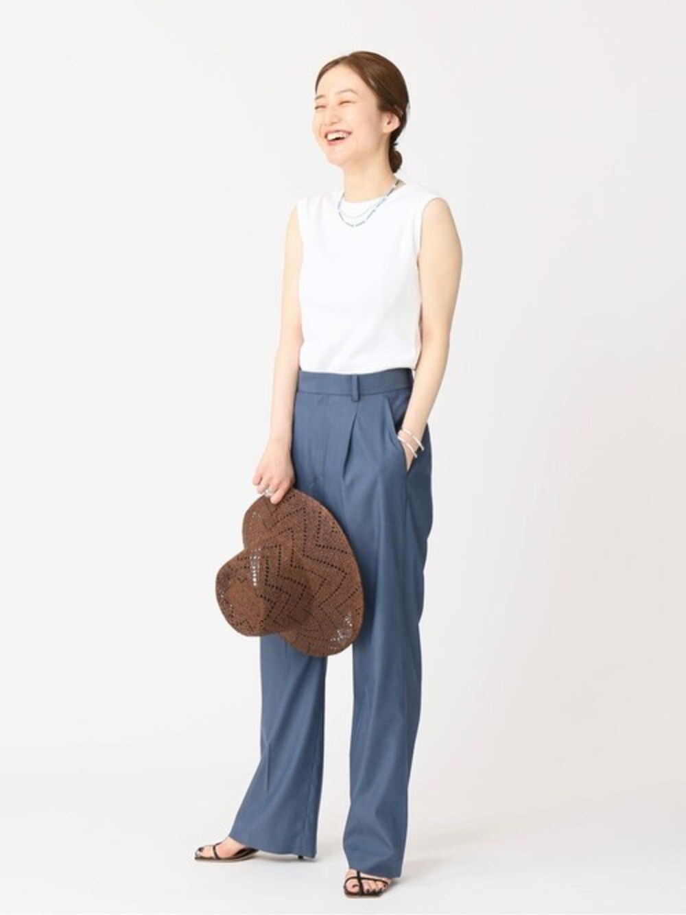 ブルー系のその他パンツ、シルバー系のネックレス、シルバー系のブレスレットを着用したレディースの春コーディネートの1枚目の写真