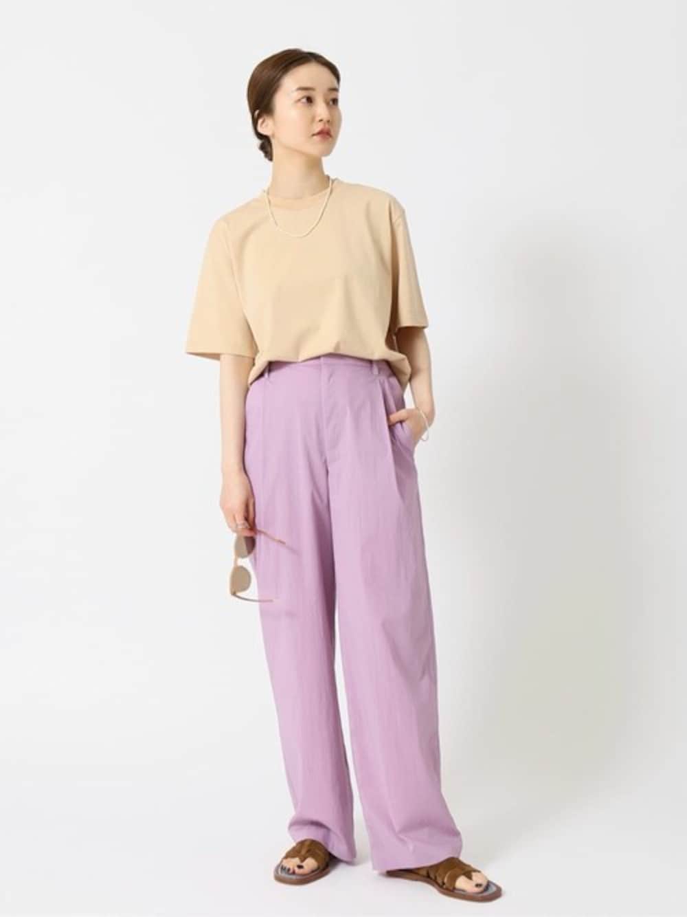 ピンク系のその他パンツ、ブラウン系のサンダル、ホワイト系のネックレスを着用したレディースの春コーディネートの1枚目の写真