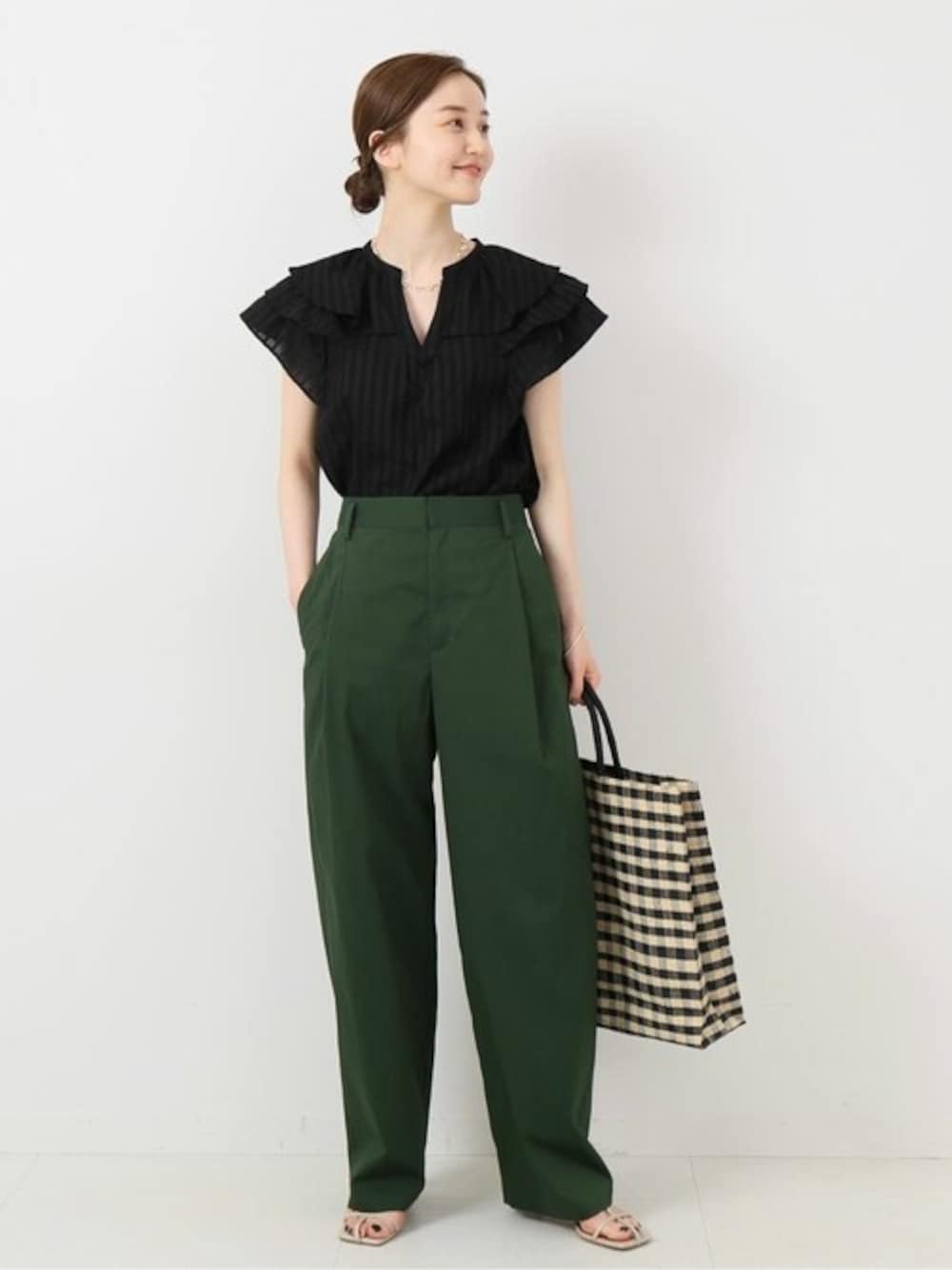 ブラック系のシャツ/ブラウス、グリーン系のその他パンツ、シルバー系のブレスレットを着用したレディースの春コーディネートの1枚目の写真