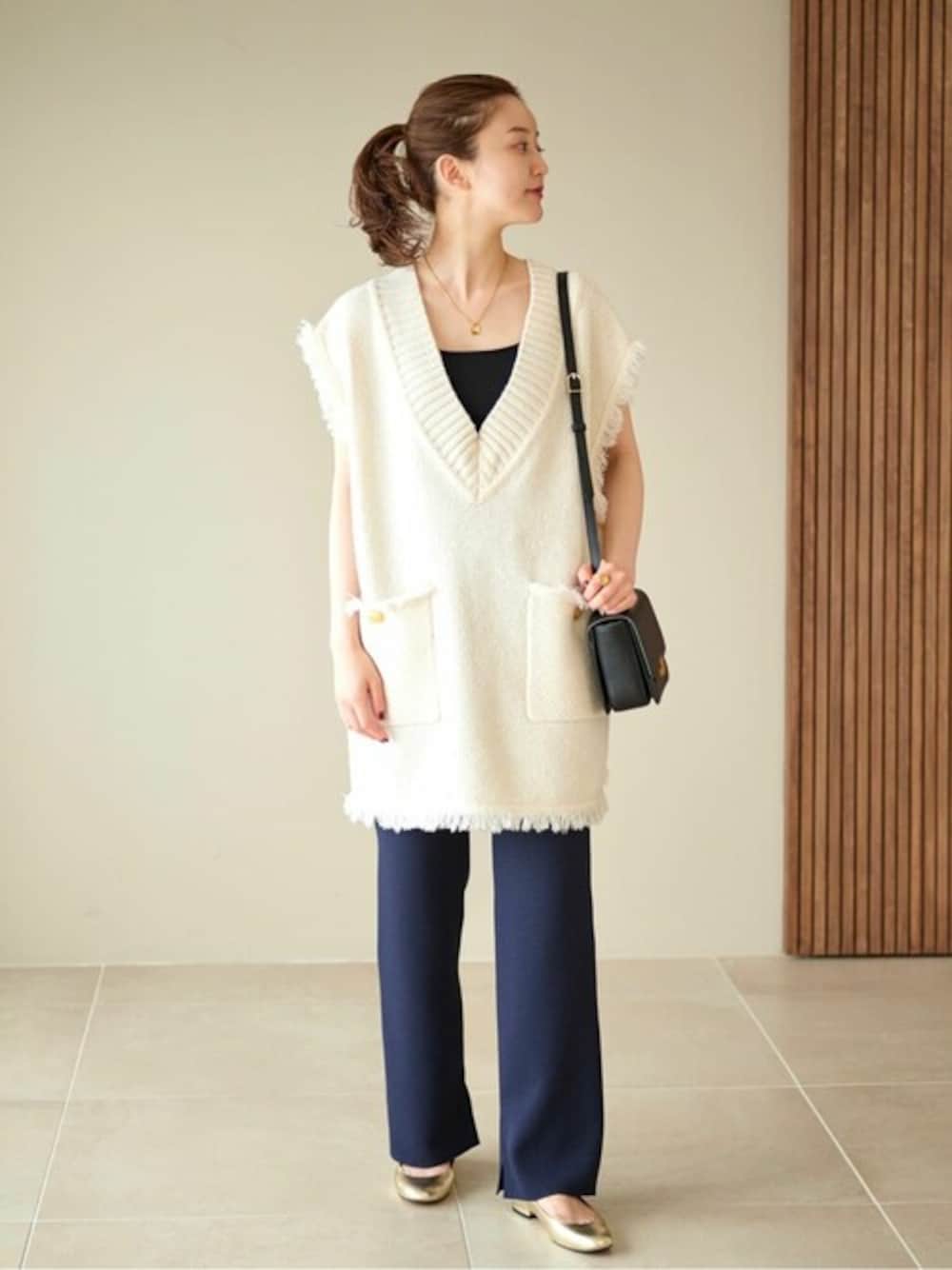 ブルー系のその他パンツ、ゴールド系のネックレスを着用したレディースの夏コーディネートの1枚目の写真