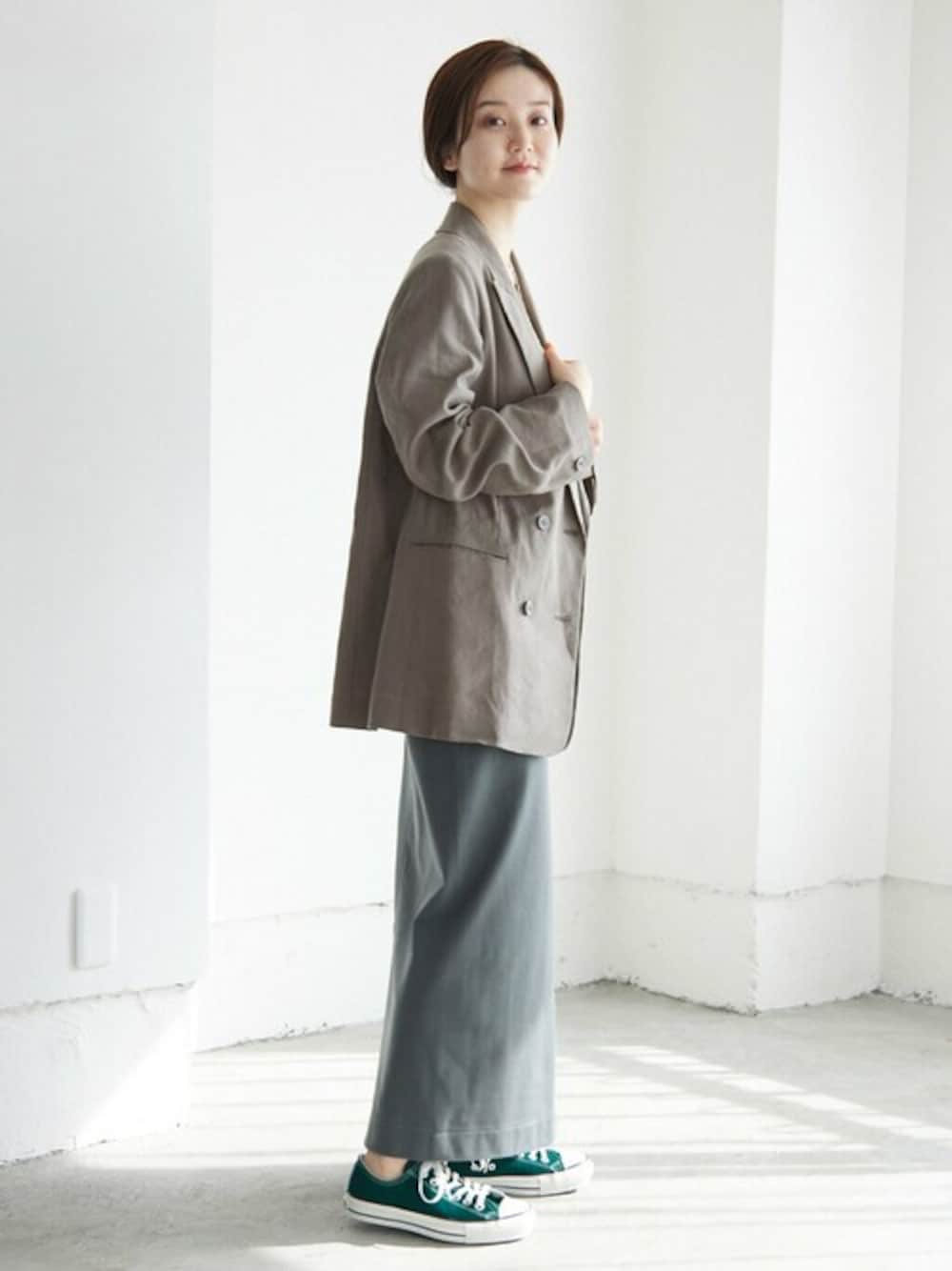 グレー系のその他アウター、グレー系のスカートを着用したレディースの春コーディネートの1枚目の写真