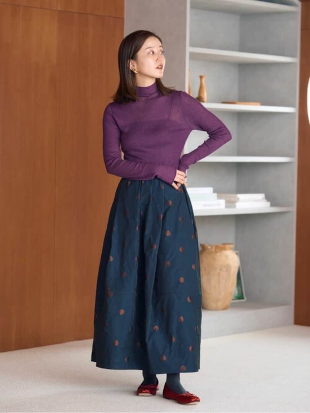 ブルー系のスカート、パープル系のニット/セーターを着用したレディースの夏コーディネートの1枚目の写真