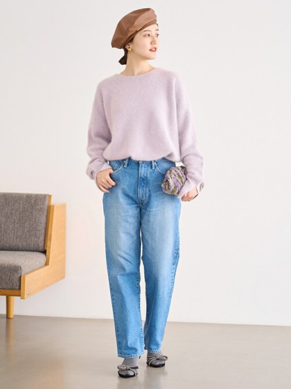 パープル系のニット/セーター、ブラック系のサンダル、パープル系のショルダーバッグを着用したレディースの秋コーディネートの1枚目の写真