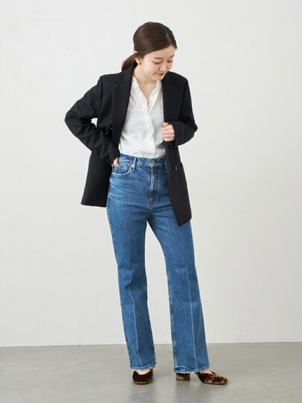 「ジャケット、ブラウス、カジュアル、IENA、トップス、デニムパンツ、キレイめ、モード、イエナ、20代」｜「IENAのコットンボイル フリルブラウス（シャツ/ブラウス、ホワイト系）」を使った、endoさん（レディース・162cm）の秋コーディネートの1枚目の写真