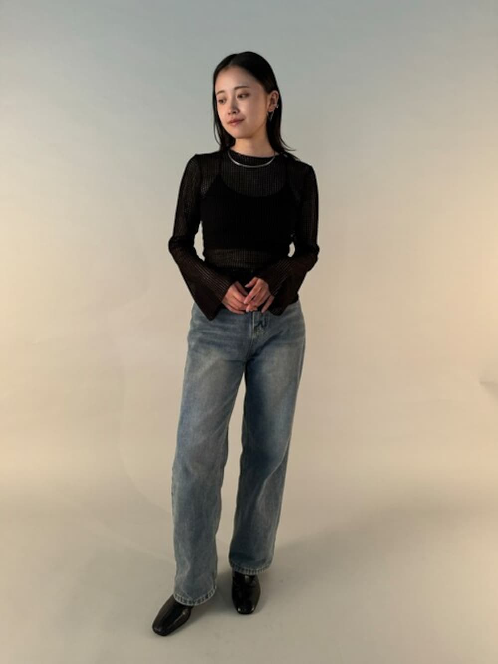 ブラック系のTシャツ/カットソー、ゴールド系のピアス(両耳用)、シルバー系のイヤーカフを着用したレディースの秋コーディネートの1枚目の写真