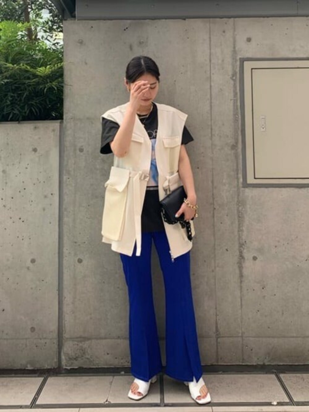 「カラーパンツ、ジレ、フレアパンツ、ミニバッグ、モードストリート、夏コーデ、グラフィックＴ、フィッシングベスト、メゾンスペシャル、maisonspecial」｜「MAISON SPECIALのマルチウェイフィッシャーマンジレ【MAISON SPECIAL/メゾンスペシャル】（その他アウター、ホワイト系）」を使った、MAISON SPECIALさん（レディース・164cm）の夏コーディネートの1枚目の写真