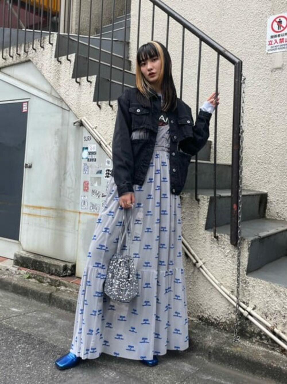 「レイヤード、デニムジャケット、ショートブーツ、モード、巾着バッグ、グラフィックＴ、秋コーデ、シアーワンピース、メゾンスペシャル、maisonspecial」｜「MAISON SPECIALのフロッキーグラムシアーキャミワンピ【MAISON SPECIAL/メゾンスペシャル】（ワンピース、グレー系）」を使った、MAISON SPECIALさん（レディース・170cm）の夏コーディネートの1枚目の写真
