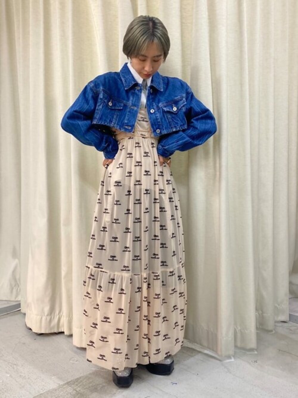 「デニムジャケット、ローファー、レイヤードスタイル、ハーフパンツ、ストライプシャツ、モードストリート、キャミワンピ、シアーワンピース、メゾンスペシャル、maisonspecial」｜「MAISON SPECIALのボリュームソールローファー【MAISON SPECIAL/メゾンスペシャル】（ローファー、シルバー系）」を使った、MAISON SPECIALさん（レディース・161cm）の夏コーディネートの1枚目の写真