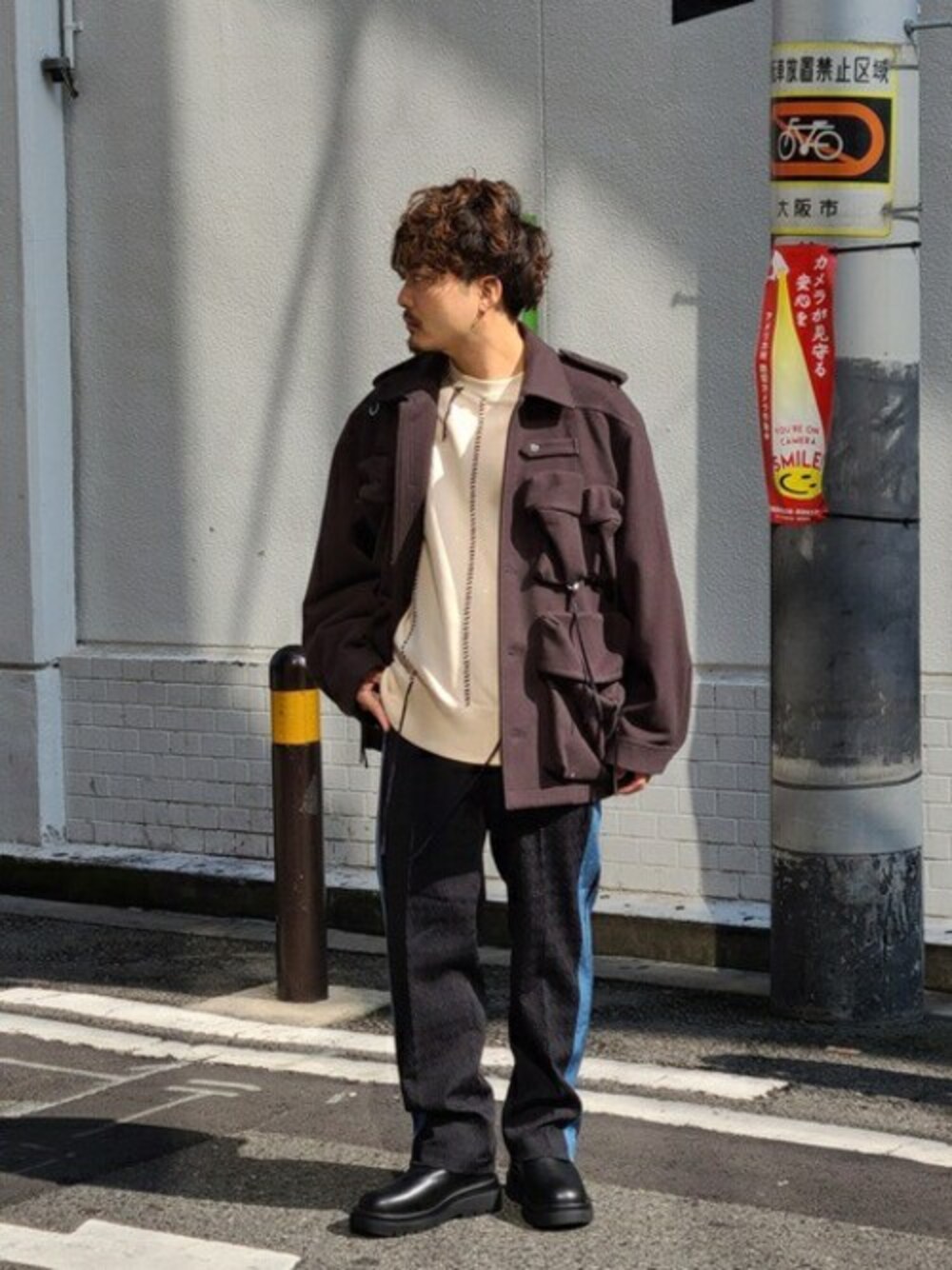 「ブルゾン、スウェット、ミリタリー、ストリート、サイドゴアブーツ、秋服、ラインパンツ、ステッチ、メゾンスペシャル、maisonspecial」｜「MAISON SPECIALの《ユニセックスアイテム》ハイパーマルチポケットプライムオーバーブルゾン【MAISON SPECIAL/メゾンスペシャル】（ブルゾン、ブラック系）」を使った、MAISON SPECIALさん（メンズ・168cm）の秋コーディネートの1枚目の写真