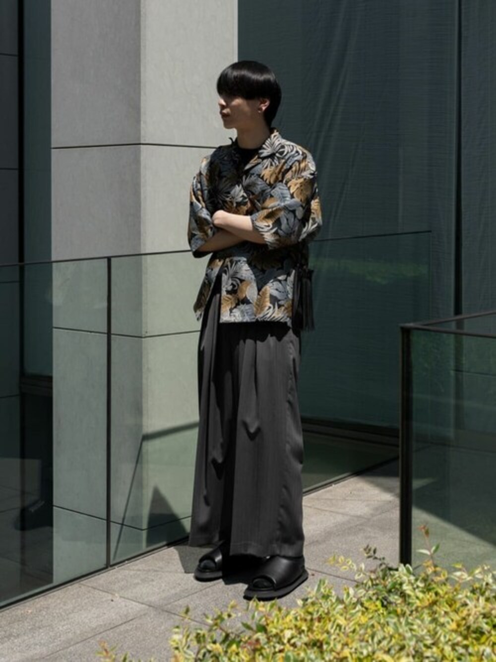 「シンプル、柄シャツ、スラックス、ワイドパンツ、モード、巾着バッグ、バギーパンツ、夏コーデ、メゾンスペシャル、maisonspecial」｜「MAISON SPECIALの《ユニセックスアイテム》リーフジャガードプライムオーバーオープンカラーショートスリーブシャツ【MAISON SPECIAL/メゾンスペシャル】■セットアップ対応■（シャツ/ブラウス、ブラック系）」を使った、MAISON SPECIALさん（メンズ・185cm）の春コーディネートの1枚目の写真