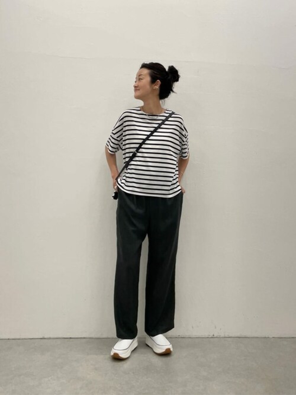 ホワイト系のスニーカー、グレー系のその他パンツ、ホワイト系のTシャツ/カットソーを着用したレディースの春コーディネートの1枚目の写真