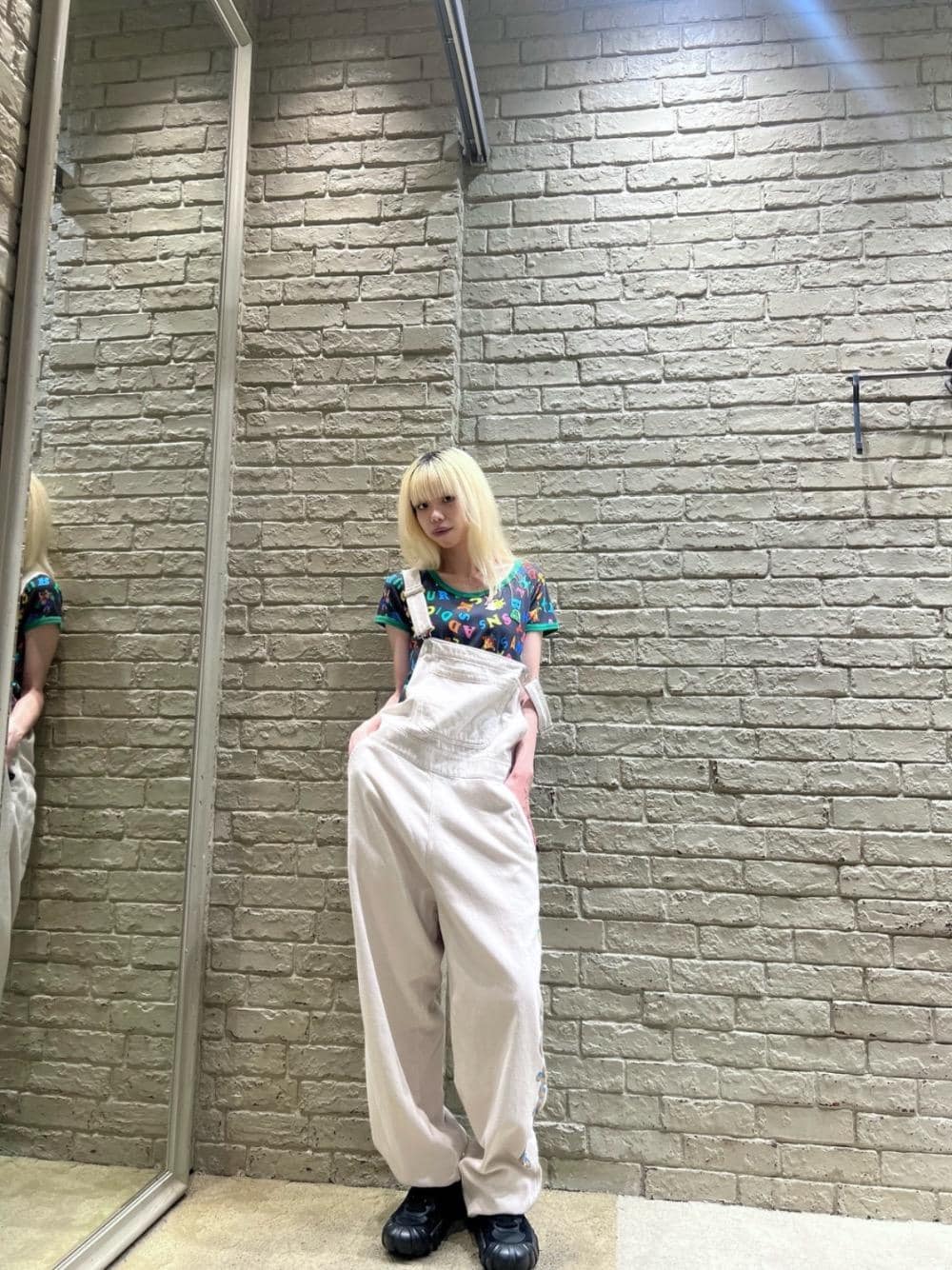 「Tシャツ、オーバーオール、ヒステリックグラマー、チビT、HYSTERIC GLAMOUR、デニム 」｜「HYSTERIC GLAMOURのHYS FLY LOGO オーバーオール（つなぎ/オールインワン、ホワイト系）」を使った、ふみさん（レディース・162cm）の夏コーディネートの1枚目の写真