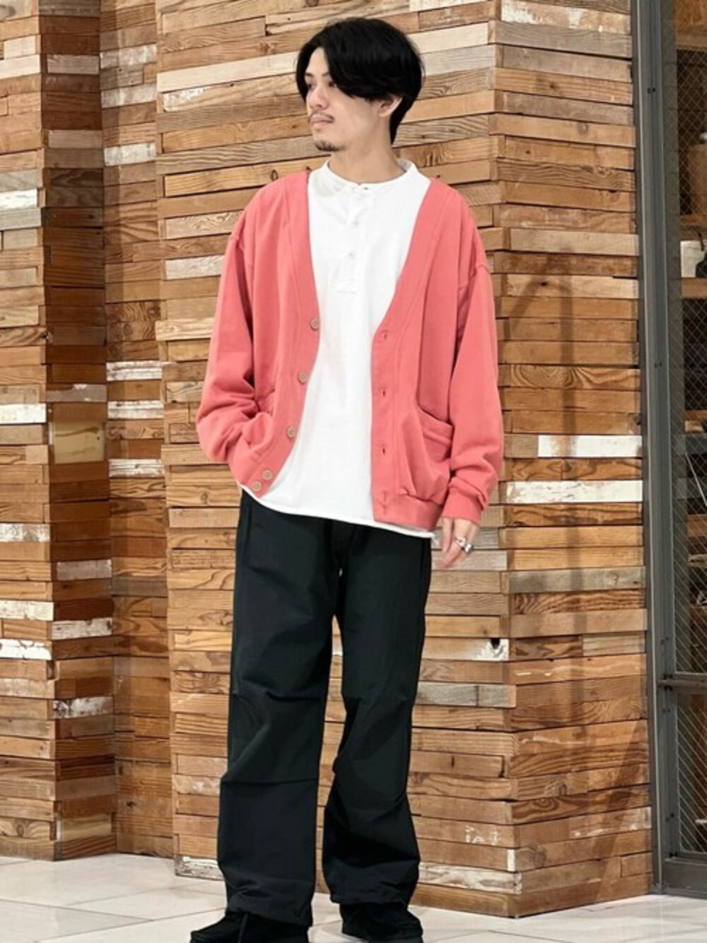 ピンク系のカーディガン/ボレロ、ブラック系のその他パンツ、ホワイト系のTシャツ/カットソーを着用したメンズの冬コーディネートの1枚目の写真