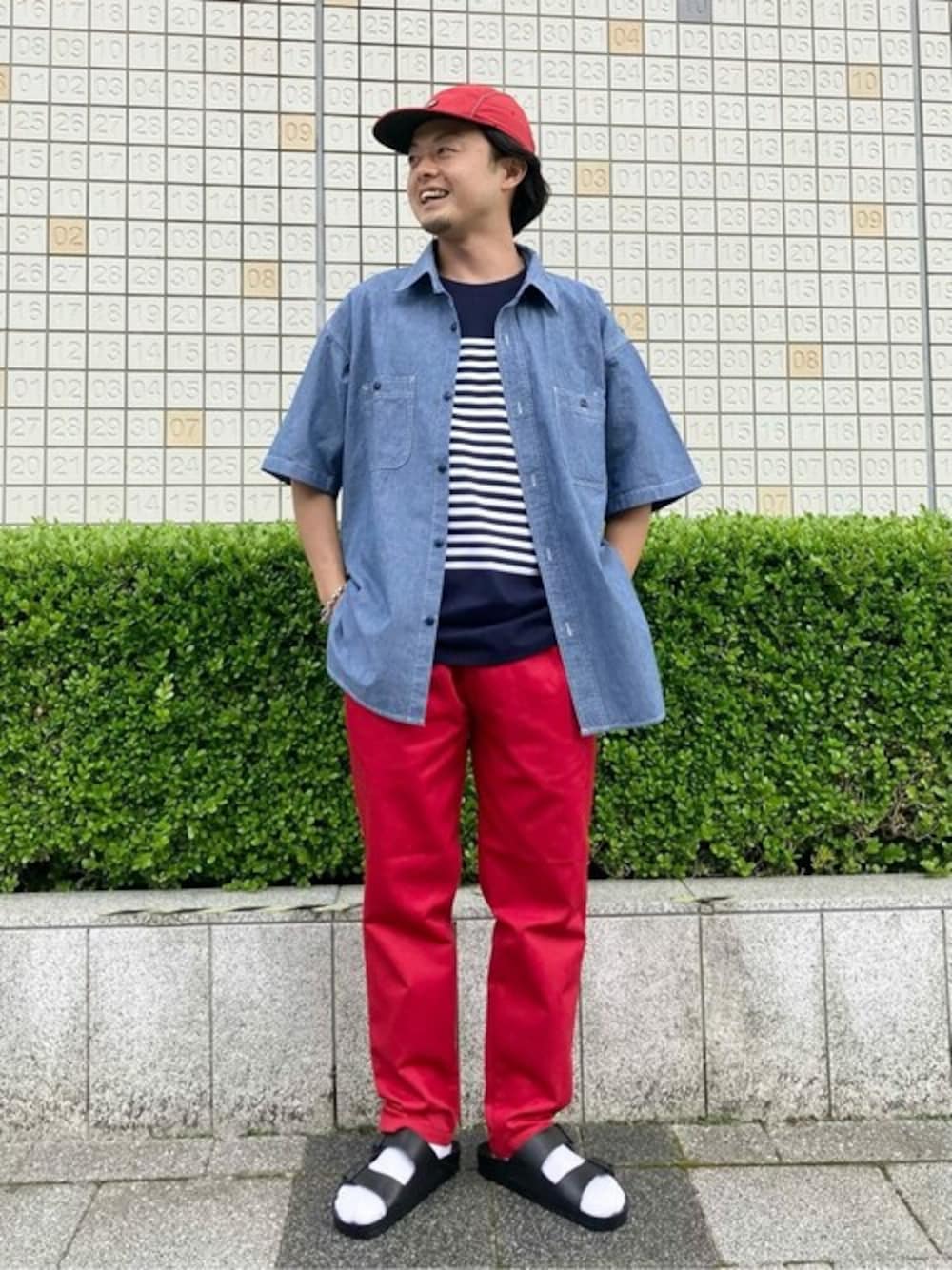 ブルー系のシャツ/ブラウス、ブルー系のTシャツ/カットソー、レッド系のチノパンツを着用したメンズの春コーディネートの1枚目の写真