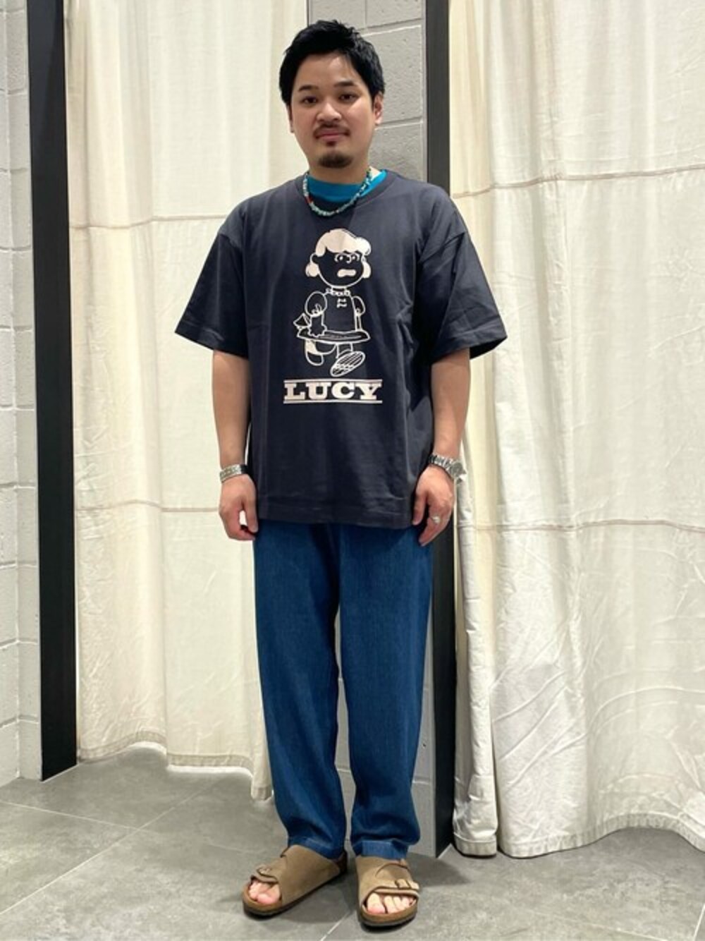 ブラック系のTシャツ/カットソー、ブルー系のデニムパンツを着用したメンズの夏コーディネートの1枚目の写真