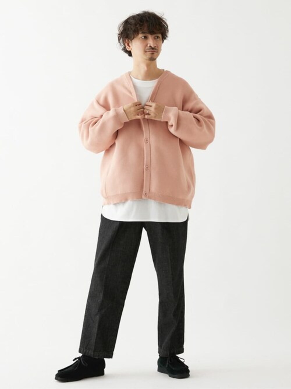 ベージュ系のカーディガン/ボレロ、ブラック系のデニムパンツ、ブラック系のブーツを着用したメンズの秋コーディネートの1枚目の写真