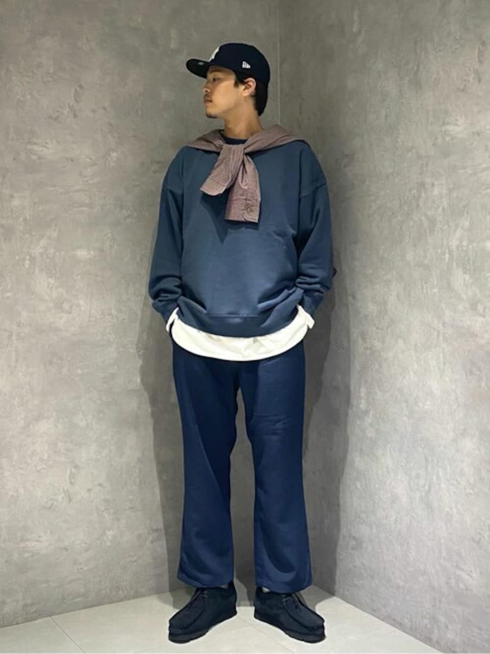 ブルー系のスウェット、ホワイト系のTシャツ/カットソー、ブラック系のブーツを着用したメンズの秋コーディネートの1枚目の写真