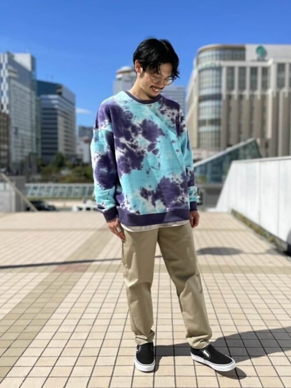 ブルー系のスウェット、ホワイト系のTシャツ/カットソー、ベージュ系のその他パンツを着用したメンズの秋コーディネートの1枚目の写真