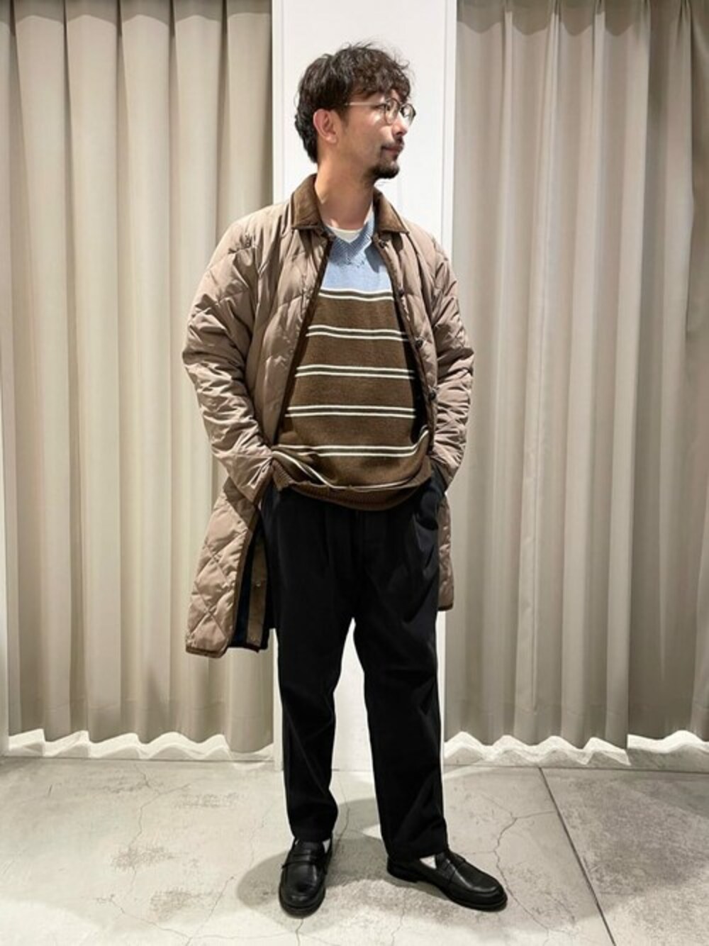 「コート、ニット、ビッグシルエット、キルティング、ローファー、冬コーデ、大人カジュアル、きれいめカジュアル、メガネ男子」｜「TAIONの【TAION × HOUSE HOLD / タイオン】別注 キルティングバルマカーンコート（ステンカラーコート、ベージュ系）」を使った、JOURNAL STANDARD relumeさん（メンズ・170cm）の冬コーディネートの1枚目の写真