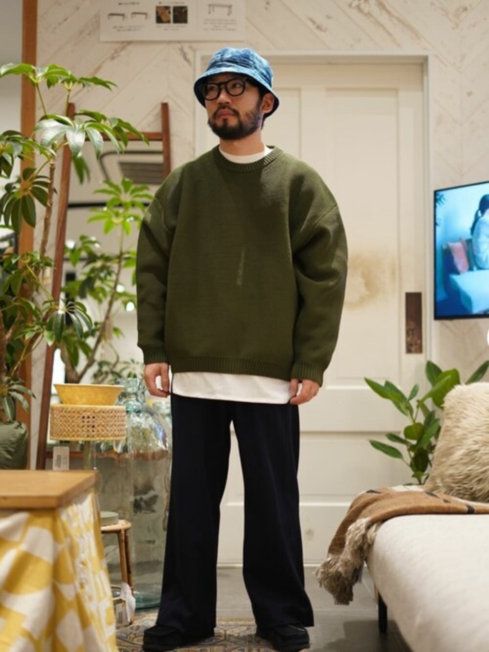 グリーン系のニット/セーターを着用したメンズの冬コーディネートの1枚目の写真
