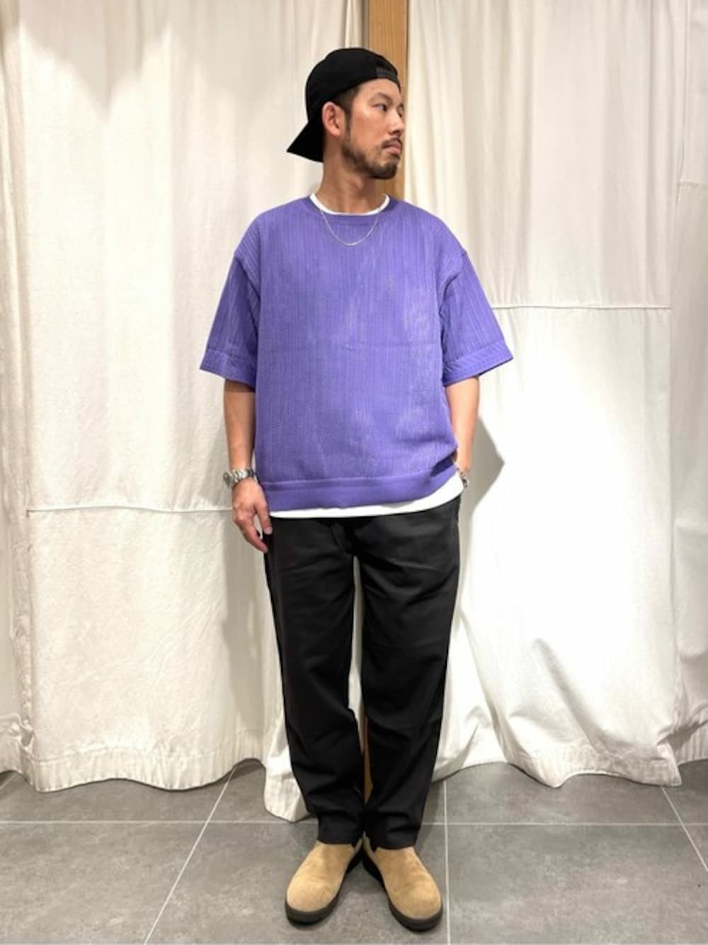 パープル系のニット/セーター、ブラック系のその他パンツを着用したメンズの夏コーディネートの1枚目の写真