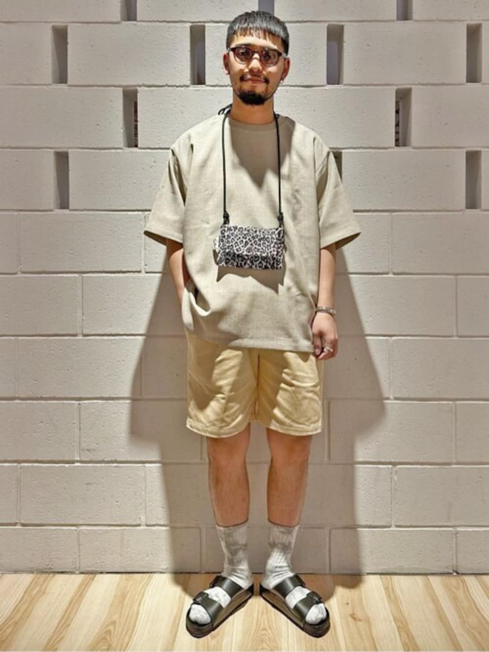 ホワイト系のTシャツ/カットソー、ホワイト系のその他パンツ、ブラック系のサンダルを着用したメンズの夏コーディネートの1枚目の写真