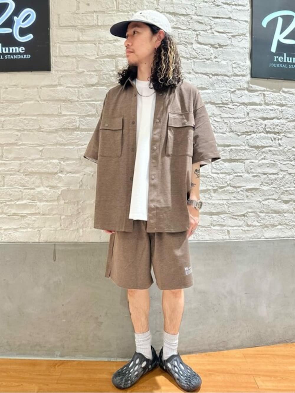 ブラウン系のシャツ/ブラウス、ホワイト系のTシャツ/カットソー、ブラウン系のその他パンツを着用したメンズの夏コーディネートの1枚目の写真