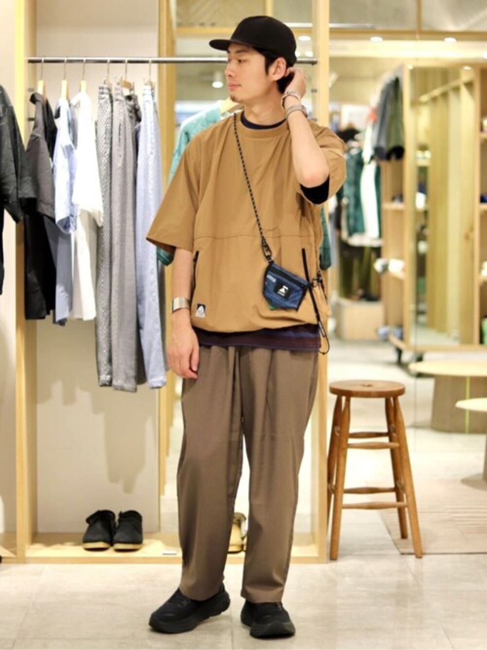 イエロー系のTシャツ/カットソー、ブルー系のTシャツ/カットソー、ブラウン系のスラックスを着用したメンズの夏コーディネートの1枚目の写真