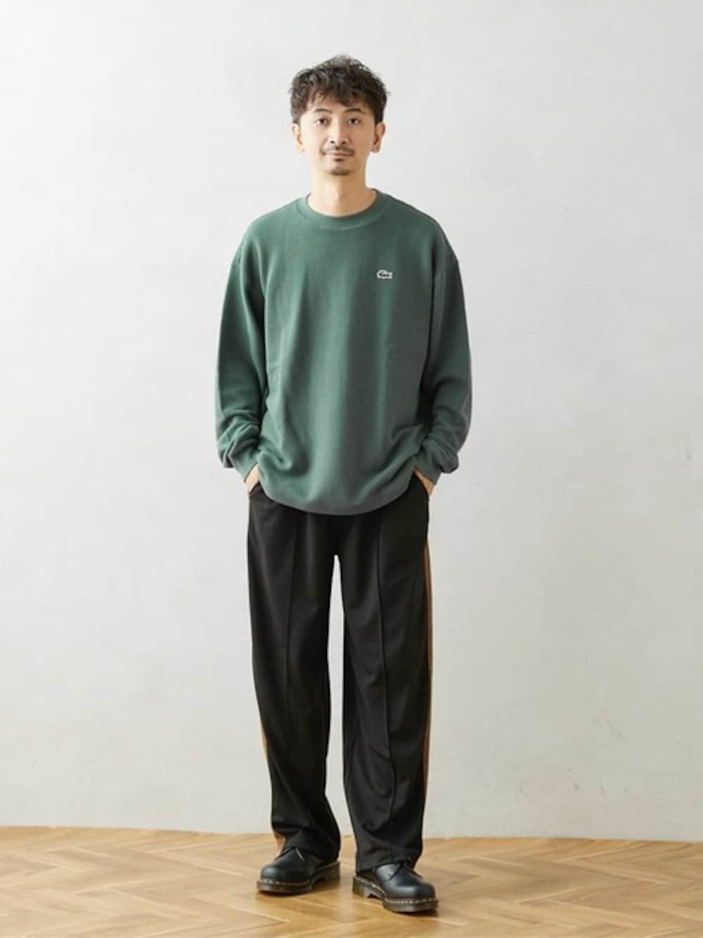 グリーン系のTシャツ/カットソー、グリーン系のその他パンツを着用したメンズの秋コーディネートの1枚目の写真