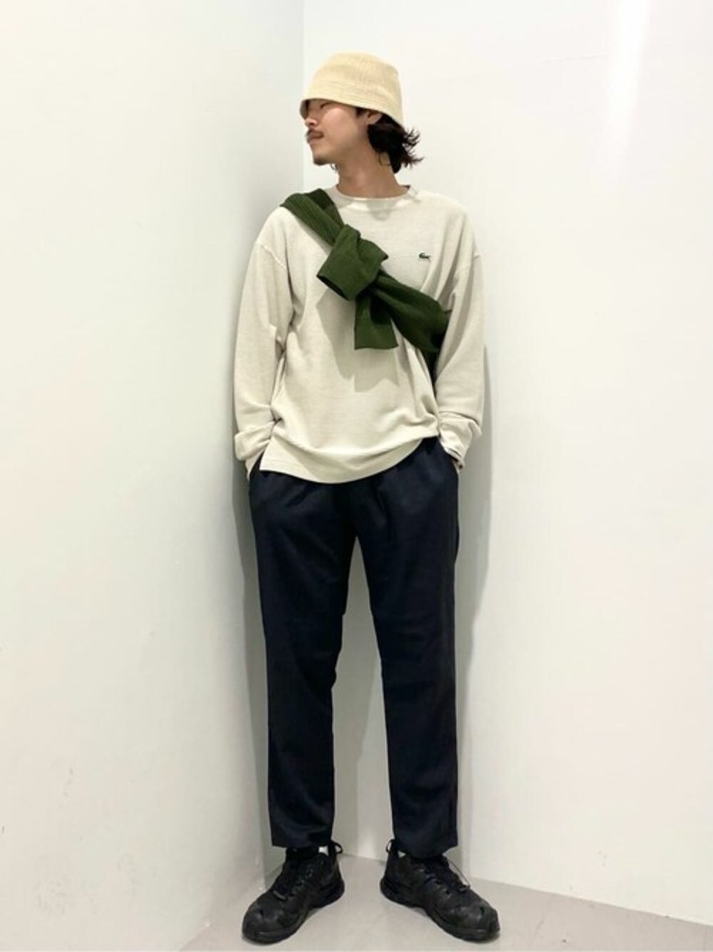 グレー系のTシャツ/カットソー、ブラック系のスラックス、グリーン系のカーディガン/ボレロを着用したメンズの秋コーディネートの1枚目の写真