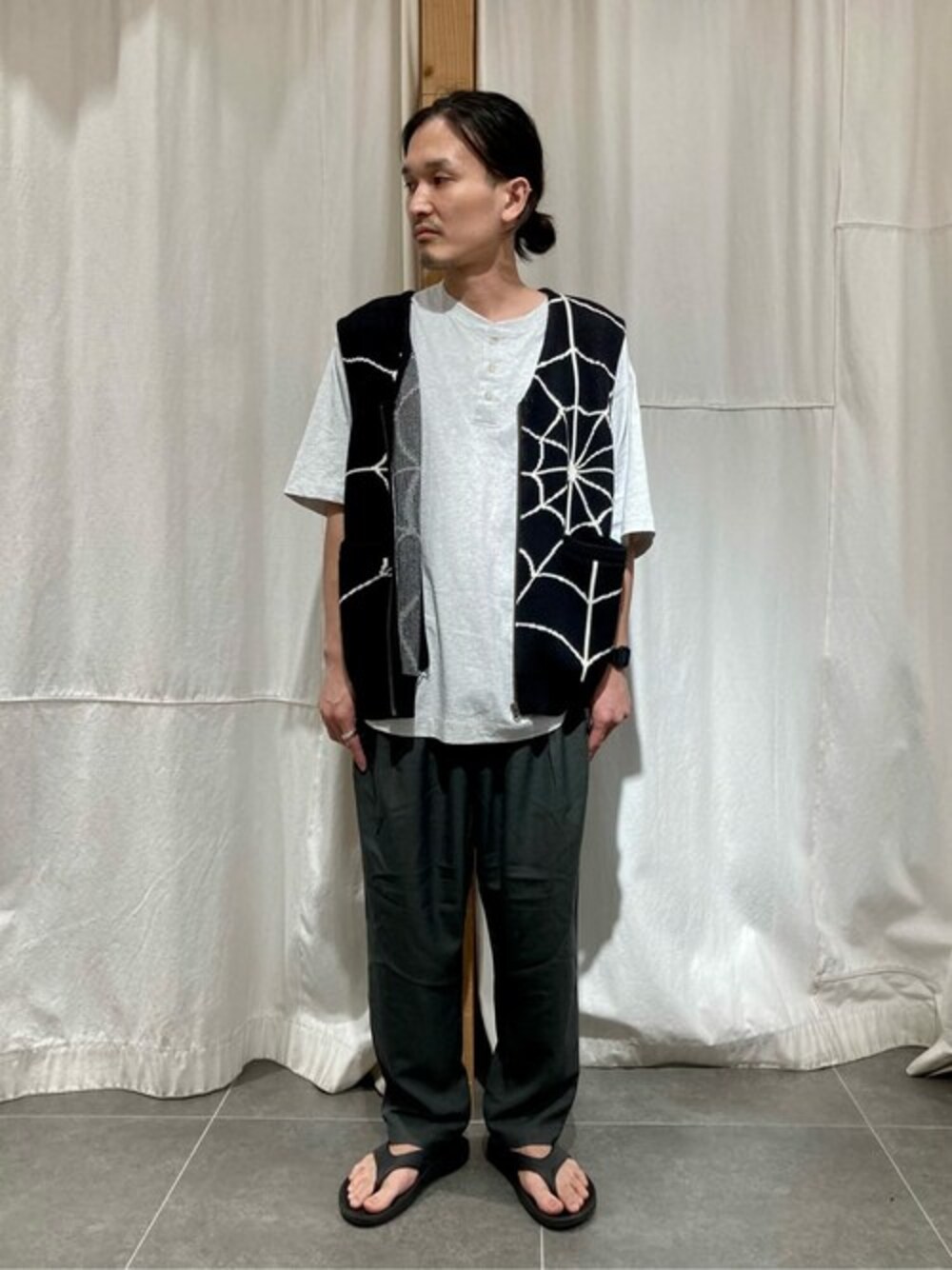 ブラック系のベスト、グレー系のTシャツ/カットソーを着用したメンズの秋コーディネートの1枚目の写真