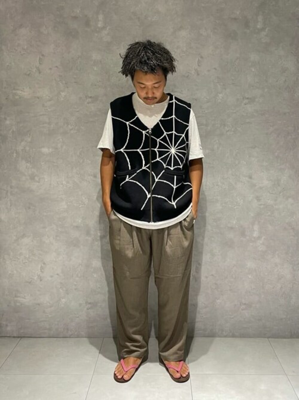 ブラック系のベストを着用したメンズの秋コーディネートの1枚目の写真