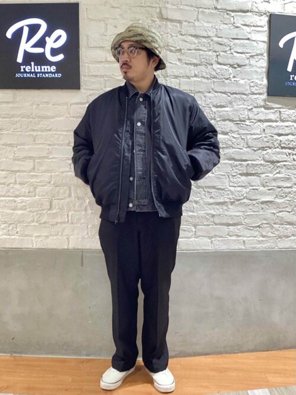 「MA-1、デニムジャケット、リバーシブル、休日スタイル、ユニセックス、カジュアルコーデ、メンズファッション、リンガーTシャツ」｜「JOURNAL STANDARD relumeのCALIFORNIA リバーシブル MA-1（MA-1、ブラック系）」を使った、JOURNAL STANDARD relumeさん（メンズ・173cm）の秋コーディネートの1枚目の写真