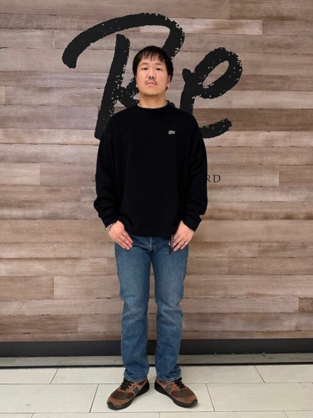 ブラック系のTシャツ/カットソー、ブルー系のデニムパンツを着用したメンズの秋コーディネートの1枚目の写真