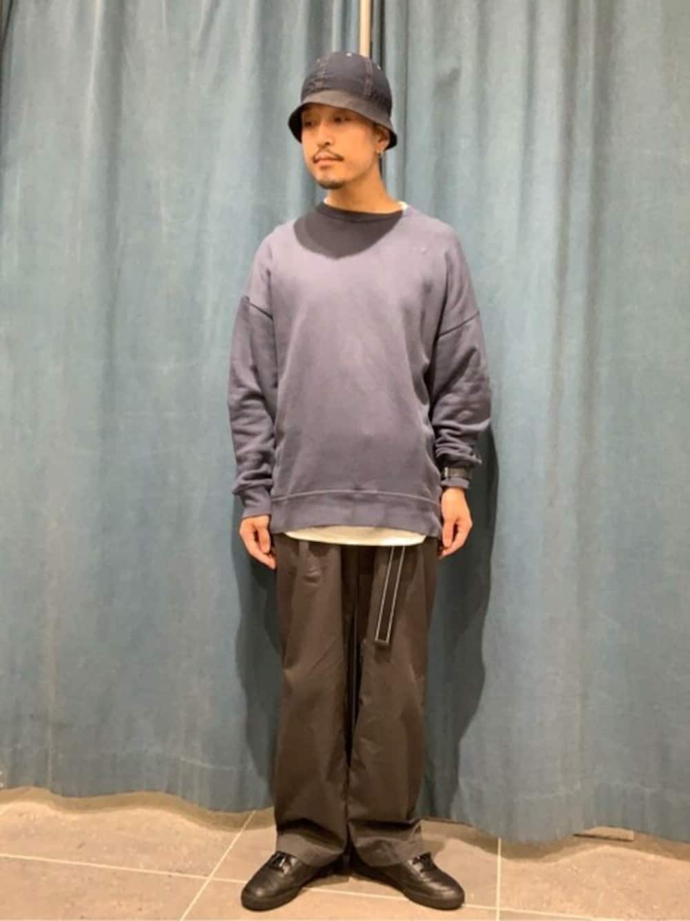 ブルー系のスウェット、ホワイト系のTシャツ/カットソー、ブラック系のその他シューズを着用したメンズの秋コーディネートの1枚目の写真