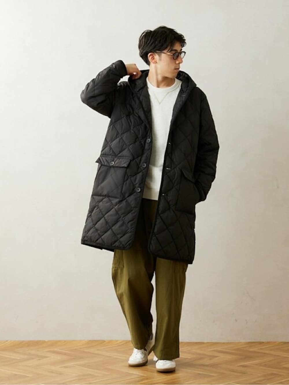 ブラック系のダウンジャケット/コート、グレー系のスウェット、グリーン系のカーゴパンツを着用したメンズの秋コーディネートの1枚目の写真