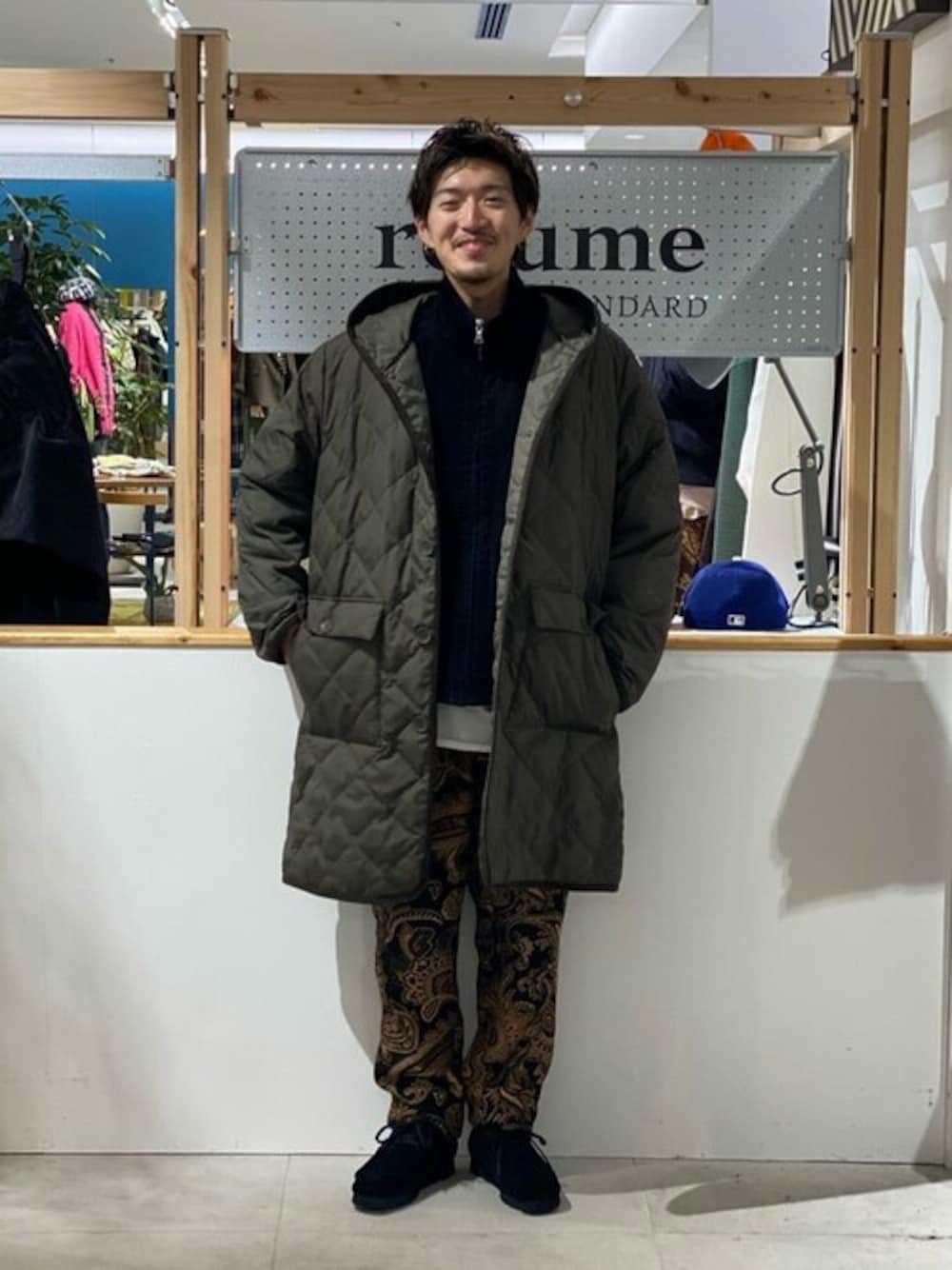 「コーデュロイ、柄パンツ、キルティング、ダウンコート、冬コーデ、休日スタイル、お出かけコーデ、旅行、イージーパンツ、メンズファッション」｜「TAIONの【TAION × HOUSE HOLD】別注 キルティングダウンコート（ダウンジャケット/コート、グリーン系）」を使った、JOURNAL STANDARD relumeさん（メンズ・173cm）の秋コーディネートの1枚目の写真