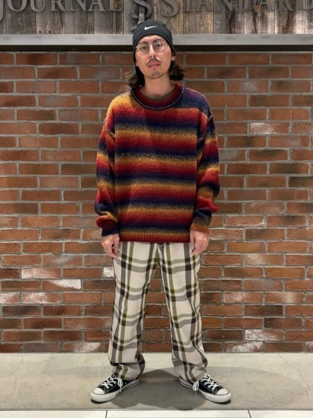 「休日スタイル、チェックパンツ、柄×柄、ラフ、イージーパンツ、リラックススタイル、カジュアルコーデ、ゆるコーデ、メンズファッション、メランジニット」｜「JOURNAL STANDARD relumeのCALIFORNIA メランジミックスクルーニット（ニット/セーター、レッド系）」を使った、JOURNAL STANDARD relumeさん（メンズ・164cm）の秋コーディネートの1枚目の写真