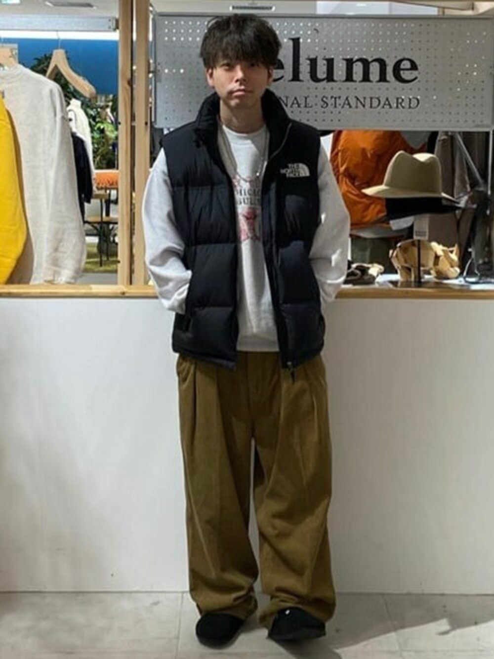 ブラック系のダウンジャケット/コート、グレー系のスウェット、ブラック系のスラックスを着用したメンズの秋コーディネートの1枚目の写真