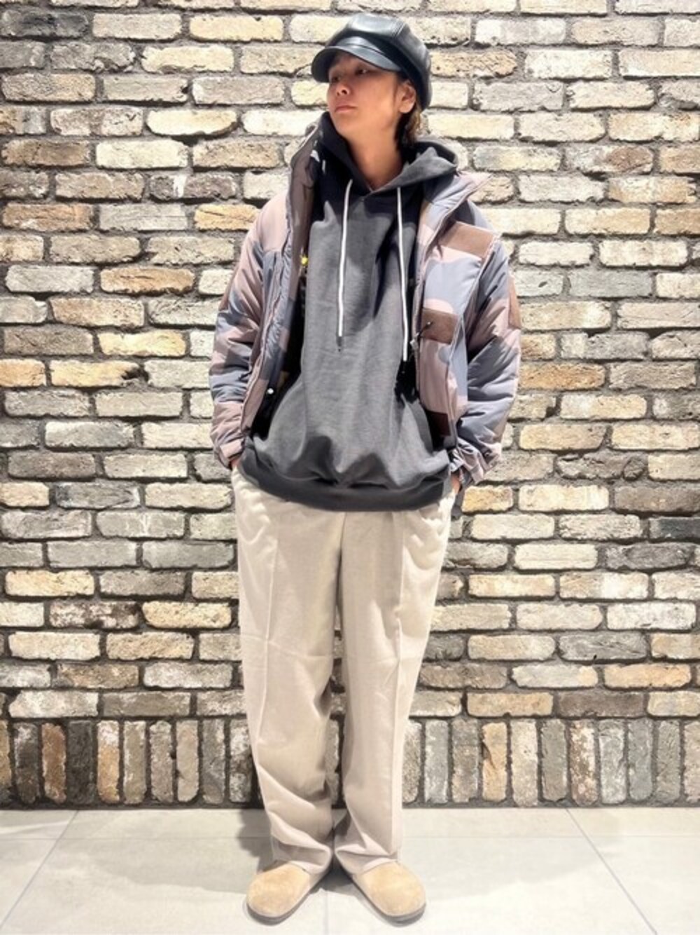 「テーパードパンツ、カモフラ、パーカー、ストリート、スラックス、birkenstock、カジュアルコーデ、メンズファッション、モンスターパーカー」｜「JOURNAL STANDARD relumeの【CLIMASHIELD APEX / クライマシールド】PADDING モンスターパーカー（その他アウター、ベージュ系）」を使った、JOURNAL STANDARD relumeさん（メンズ・169cm）の冬コーディネートの1枚目の写真