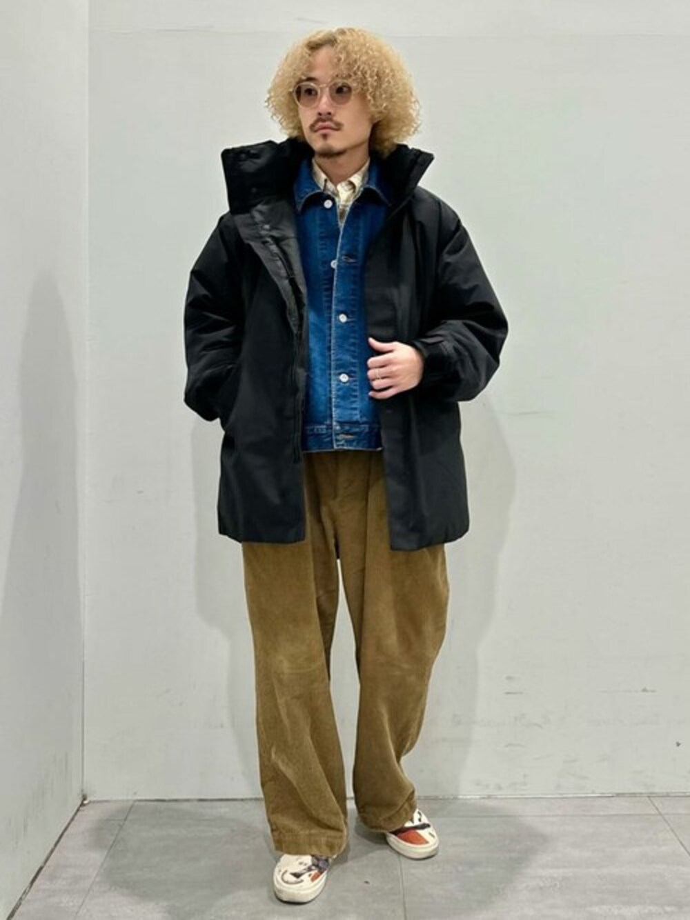 「デニムジャケット、ストリート、ダウンコート、冬コーデ、休日スタイル、GORE-TEX、カジュアルコーデ、メンズファッション、テック系」｜「JOURNAL STANDARD relumeのRelume Jeans ワイドデニム カバーオール（デニムジャケット、ブルー系）」を使った、JOURNAL STANDARD relumeさん（メンズ・170cm）の冬コーディネートの1枚目の写真