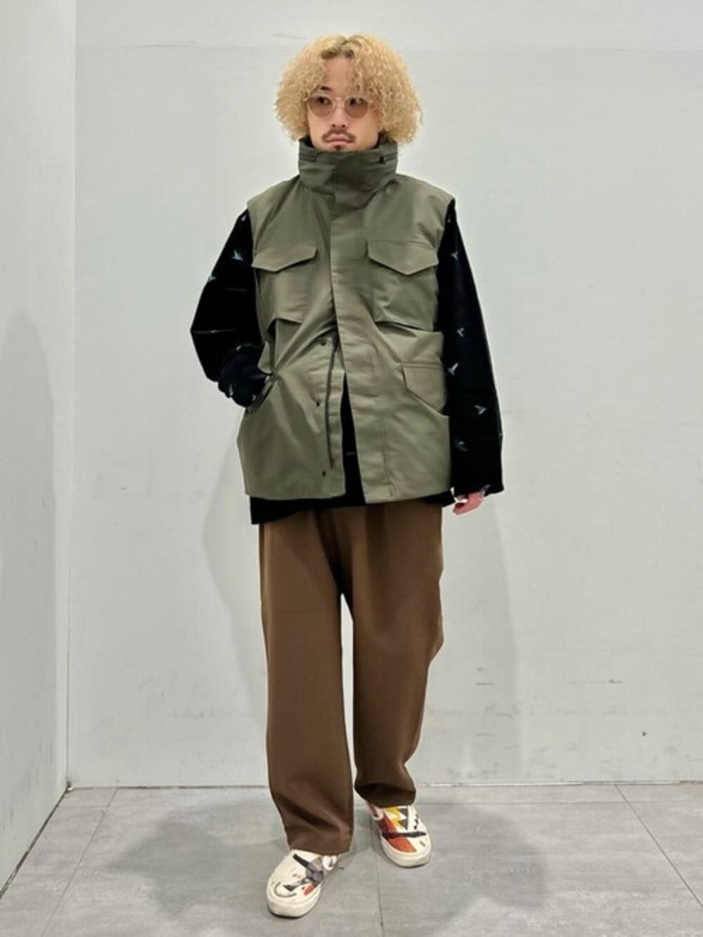 「コーデュロイ、ダウンベスト、アウトドアスタイル、オーバーサイズ、GORE-TEX、ハンティングジャケット、カジュアルコーデ、メンズファッション、シェフパンツ、テック系」｜「JOURNAL STANDARD relumeの総柄 コーデュロイ ハンティングジャケット "BIRD"（カバーオール、ブラック系）」を使った、JOURNAL STANDARD relumeさん（メンズ・170cm）の冬コーディネートの1枚目の写真