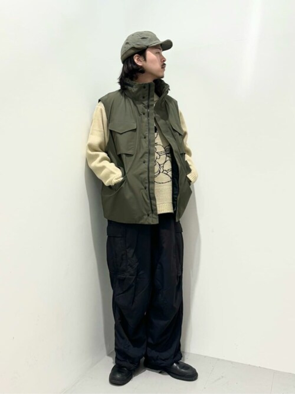 「ダウンベスト、ストリート、カーゴパンツ、休日スタイル、GORE-TEX、カジュアルコーデ、ディズニーコーデ、メンズファッション、ナイロンパンツ、テック系」｜「+phenixの【+phenix / プラスフェニックス】別注 GORE-TEX ダウンベスト（ダウンベスト、グリーン系）」を使った、JOURNAL STANDARD relumeさん（メンズ・180cm）の冬コーディネートの1枚目の写真