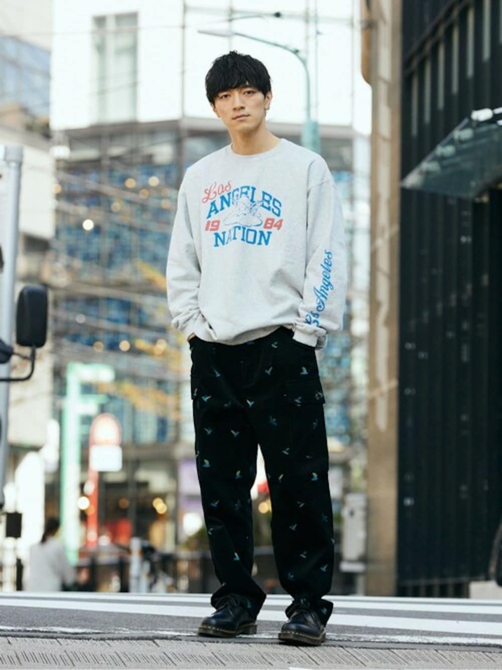 「スウェット、コーデュロイ、アメカジ、Dr.Martens、カーゴパンツ、休日スタイル、お出かけコーデ、イージーパンツ、カジュアルコーデ、メンズファッション」｜「JOURNAL STANDARD relumeの【NATIONBRANKS / ネーションブランクス】 プリントクルーネックスウェット（スウェット、グレー系）」を使った、JOURNAL STANDARD relumeさん（メンズ・176cm）の冬コーディネートの1枚目の写真