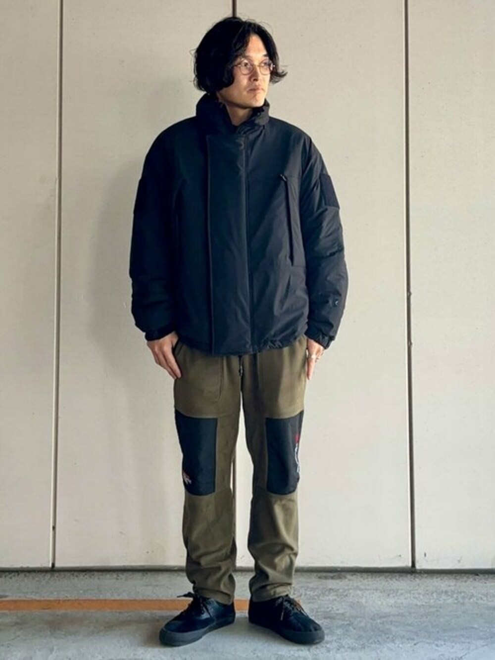 ブラック系のその他アウター、グリーン系のその他パンツを着用したメンズの冬コーディネートの1枚目の写真