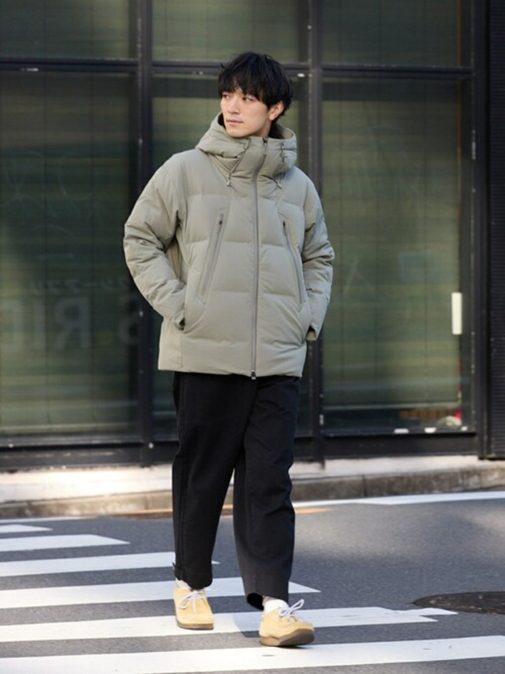 グリーン系のダウンジャケット/コート、ブラック系のその他パンツを着用したメンズの冬コーディネートの1枚目の写真